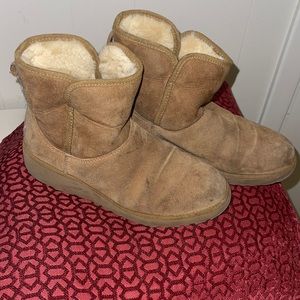 Ugg. Well loved. Need a cleaning but still good!